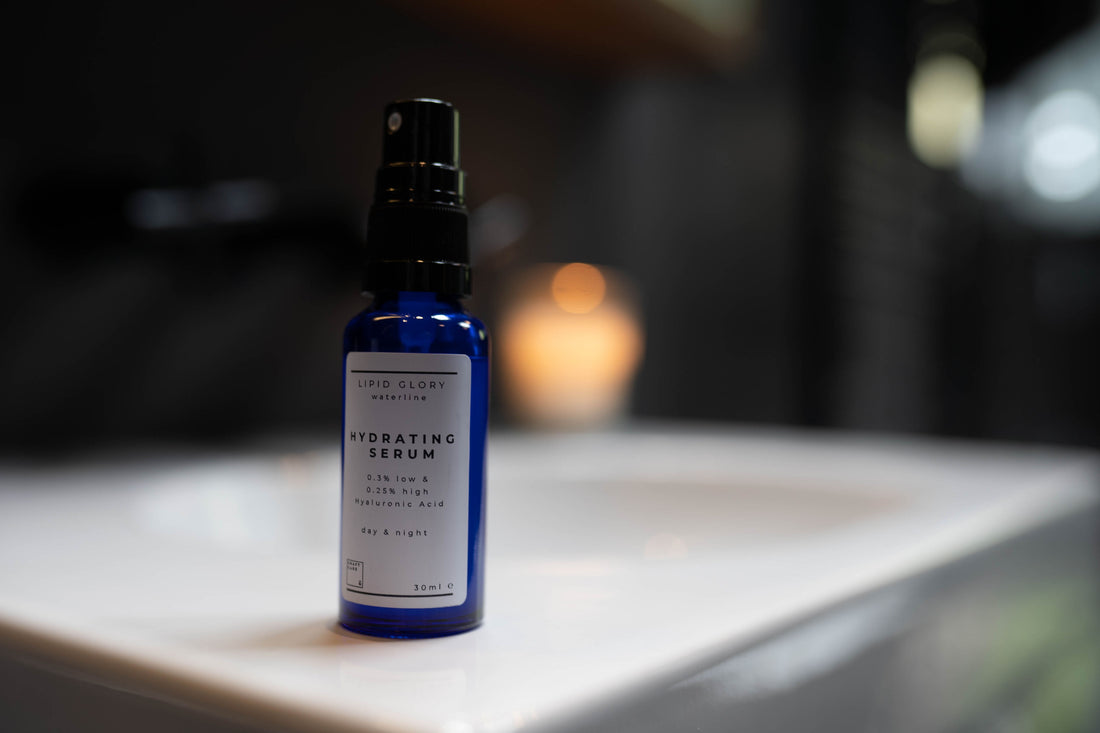 Hydrating Serum steht auf Waschbecken