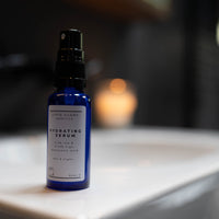 Hydrating Serum steht auf Waschbecken