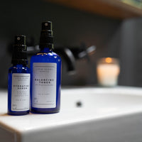Hydrating Serum und Balancing Toner stehen auf Waschbecken