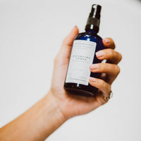 Frau hält Balancing Toner in der Hand