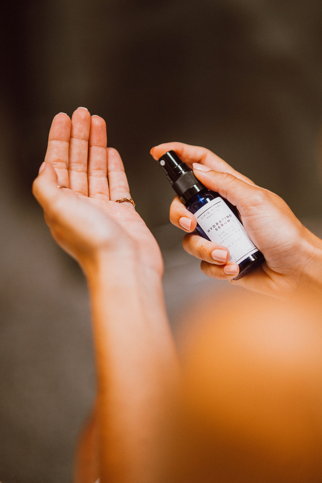 Frau gibt Hydrating Serum in ihre Hand