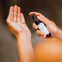 Frau trägt Hydrating Serum auf ihre Hand auf