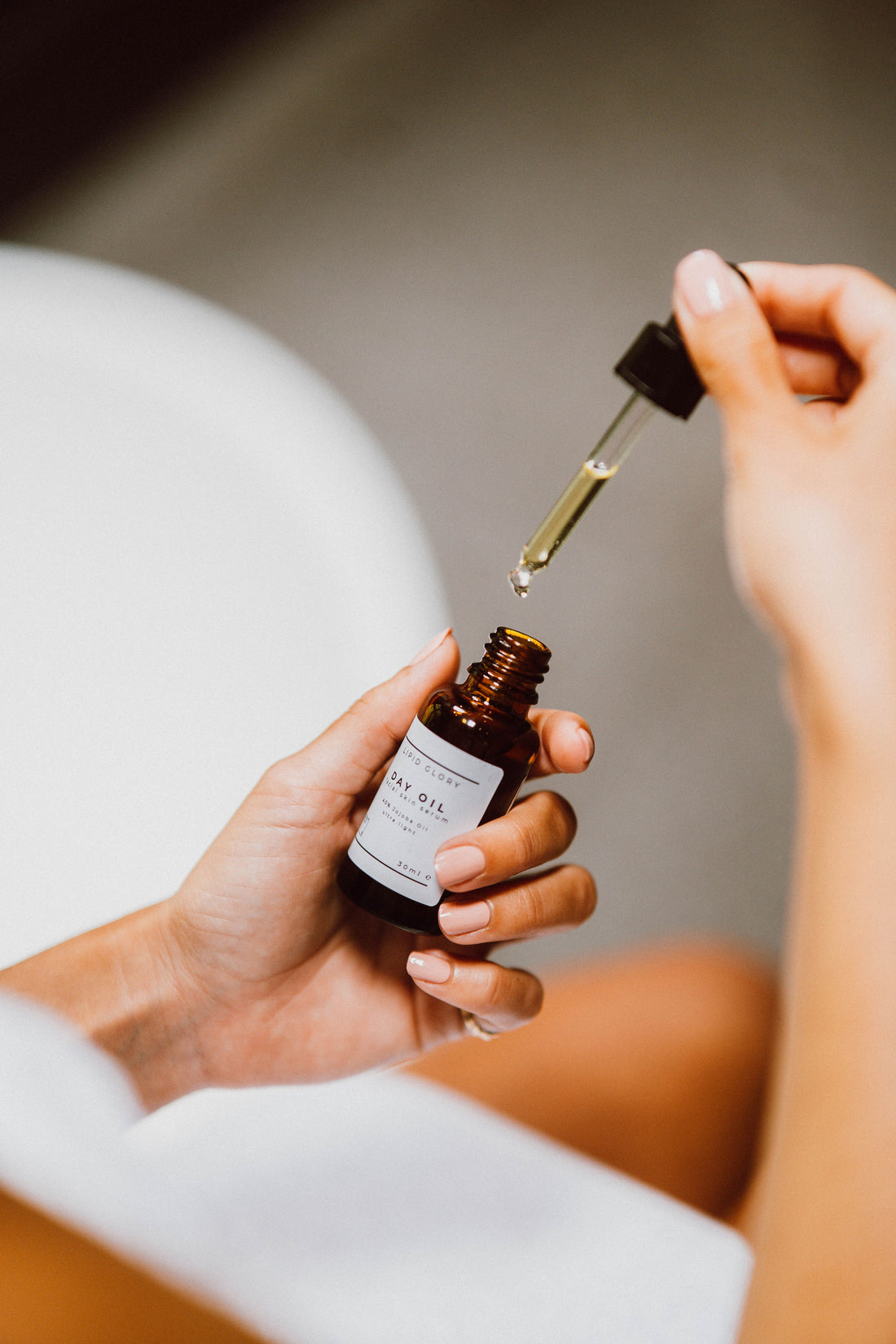 Frau entnimmt Tagesöl mit Pipette