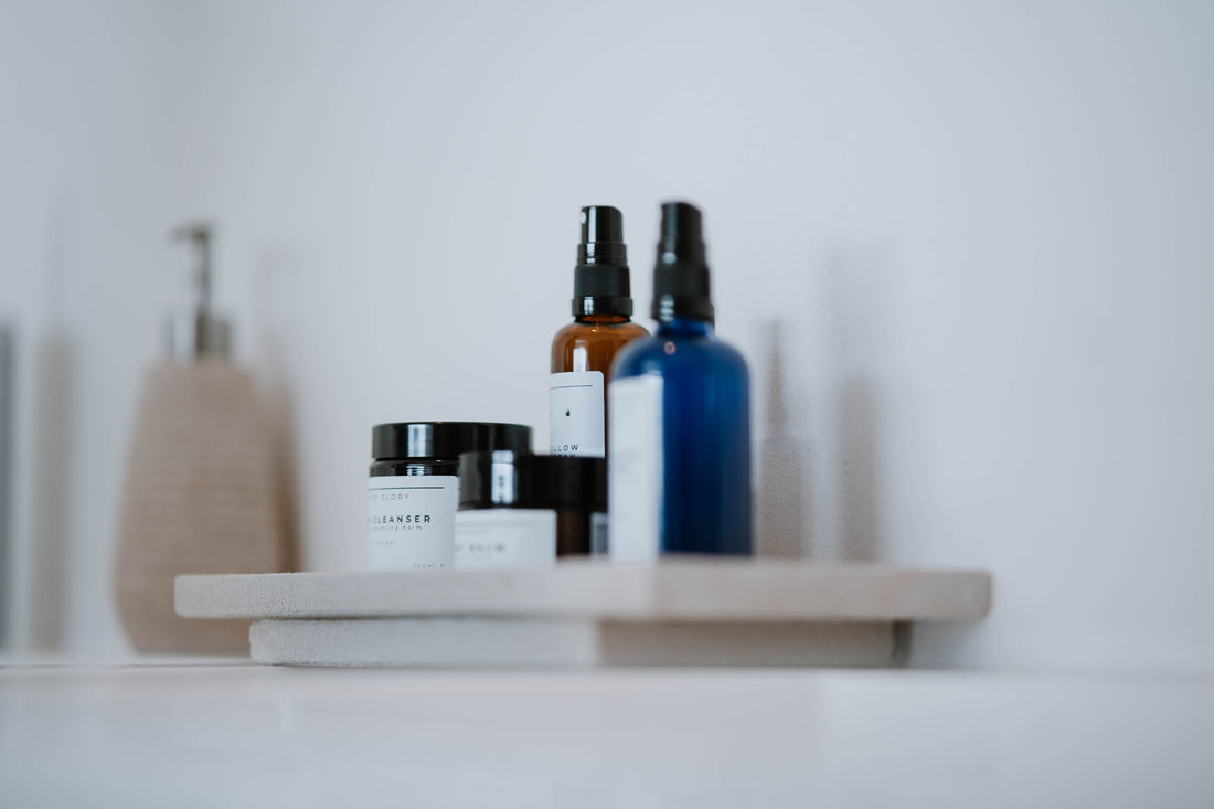 Kosmetikprodukte der Linie Lipid Glory stehen im Badezimmer am Waschbecken