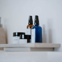 Kosmetikprodukte der Linie Lipid Glory stehen im Badezimmer am Waschbecken