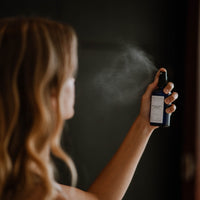Frau sprüht den Balancing Toner auf ihr Gesicht