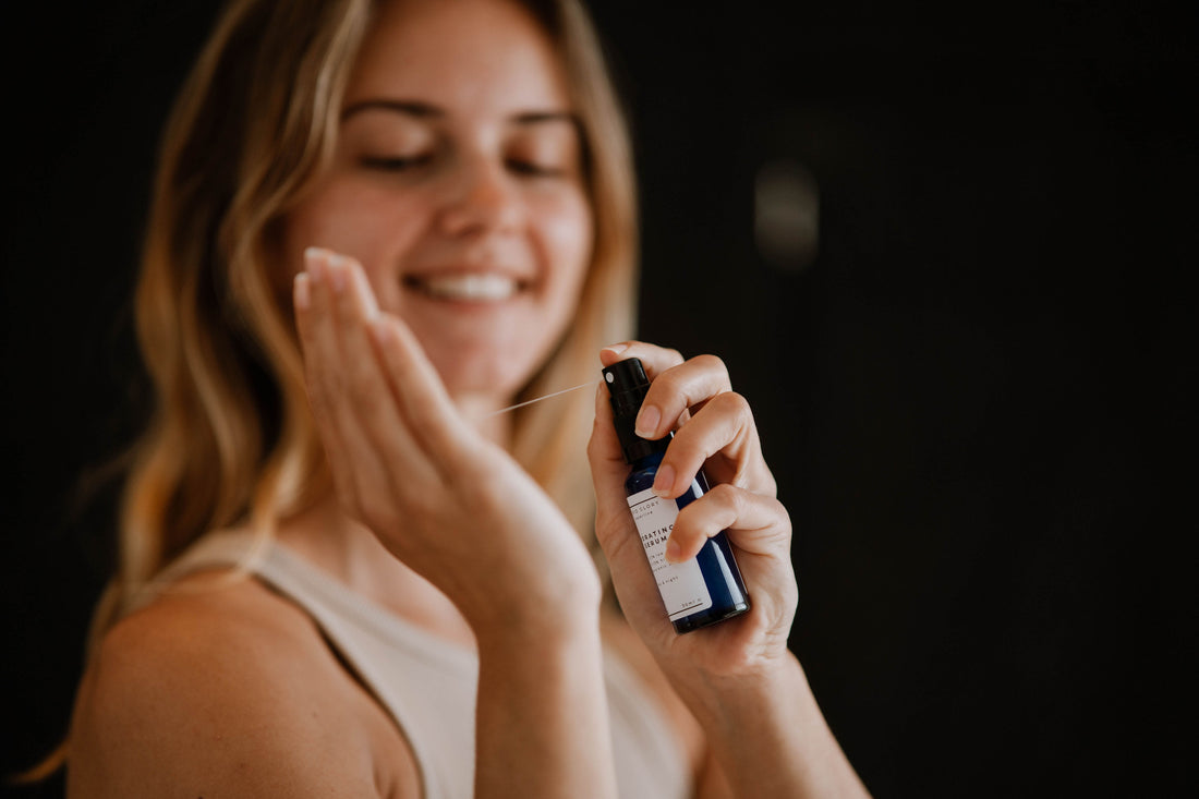 Frau gibt einen Pumpstoß Hydrating Serum in Hand