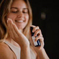 Frau gibt einen Pumpstoß Hydrating Serum in Hand