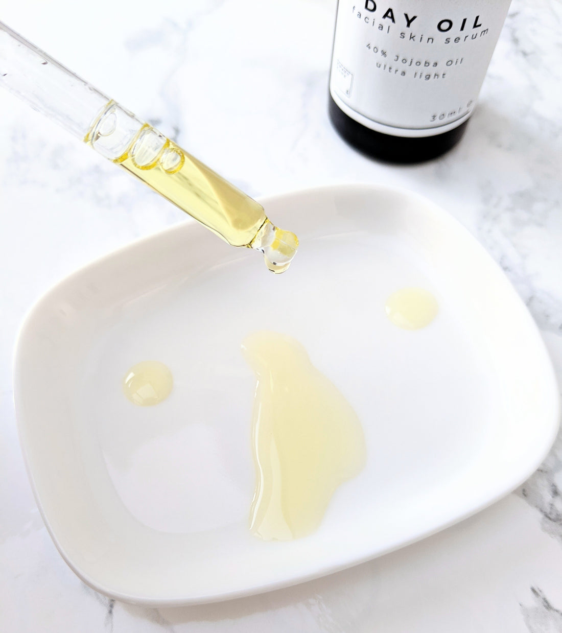 Nahaufnahme Tagesöl mit Pipette