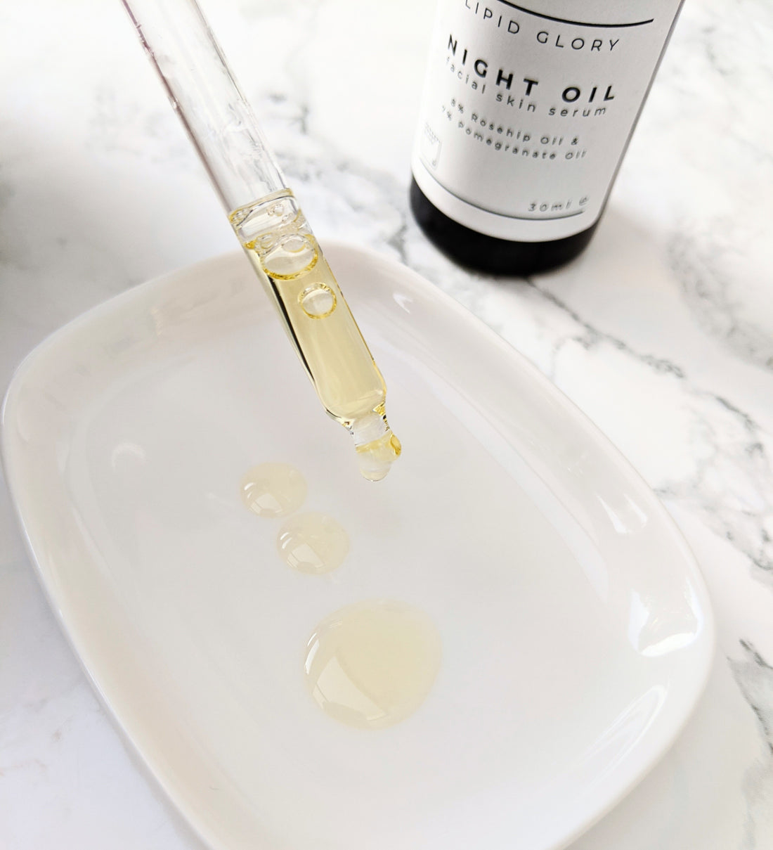 Nahaufnahme Nachtöl mit Pipette