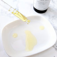 Nahaufnahme Tagesöl mit Pipette
