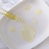 Nahaufnahme Öl mit Pipette