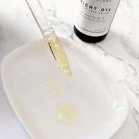 Nahaufnahme Pipette mit Nachtöl